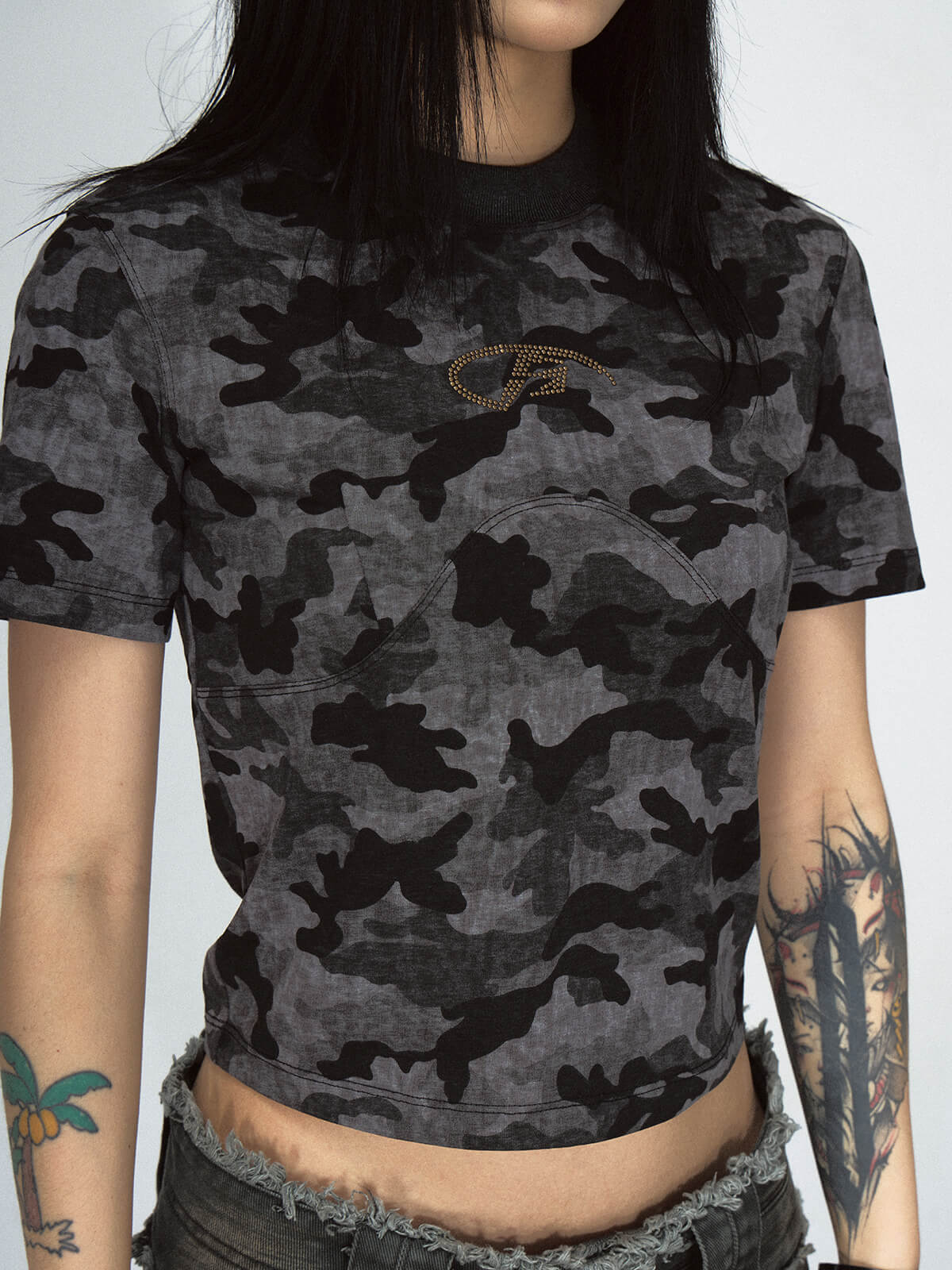 Chic Cropped Black Camo T-Shirt