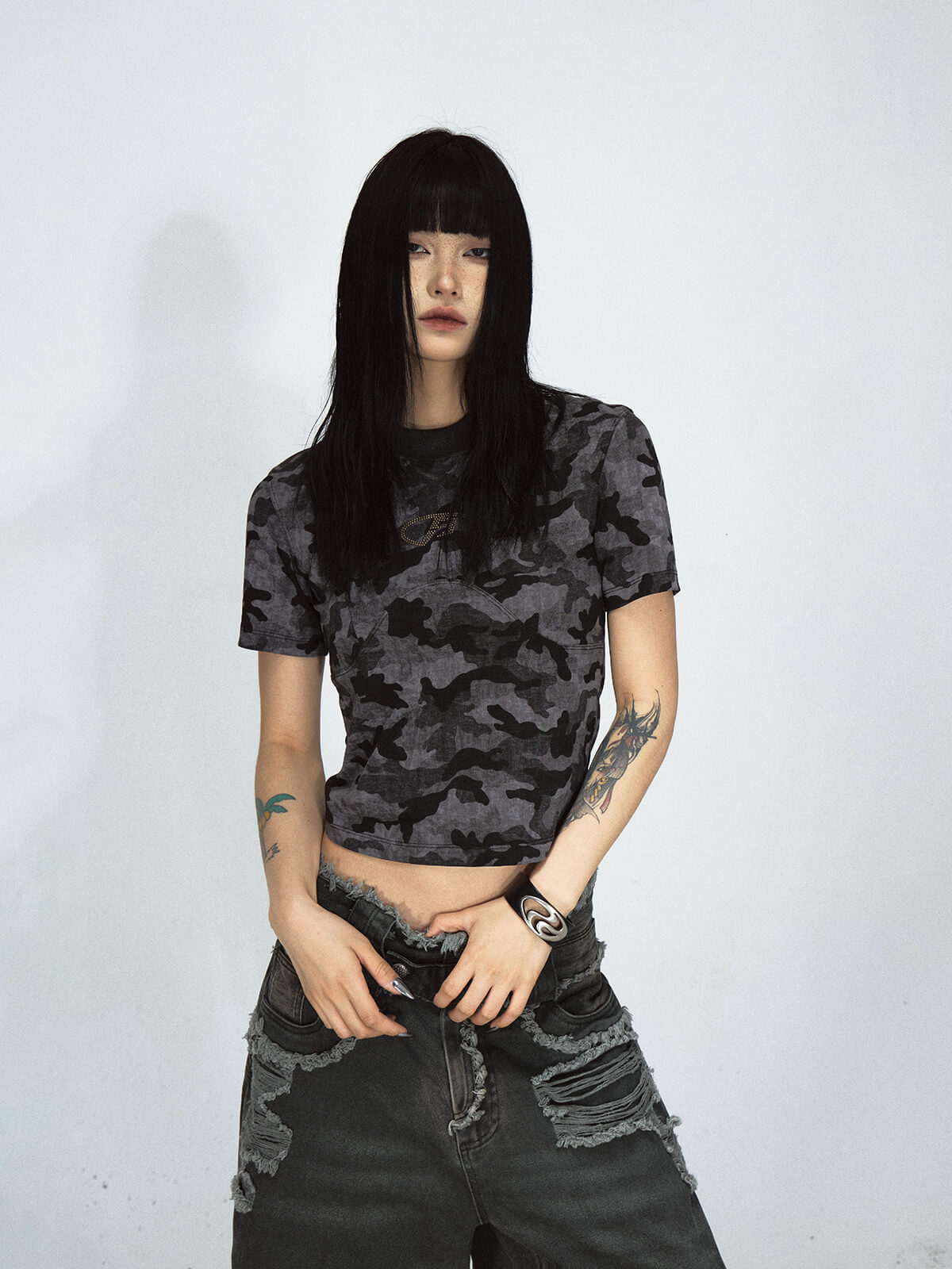 Chic Cropped Black Camo T-Shirt